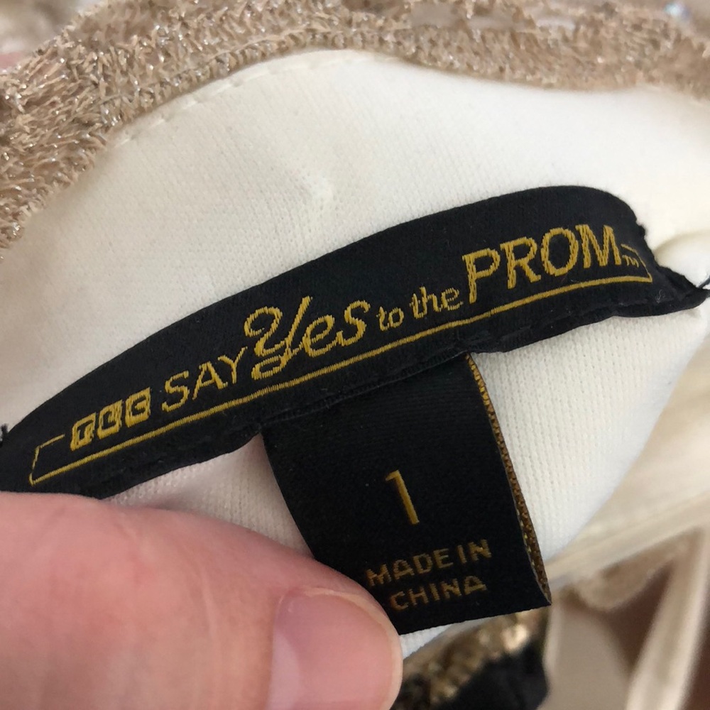 Stunning white and gold gown - Picture 6 of 6